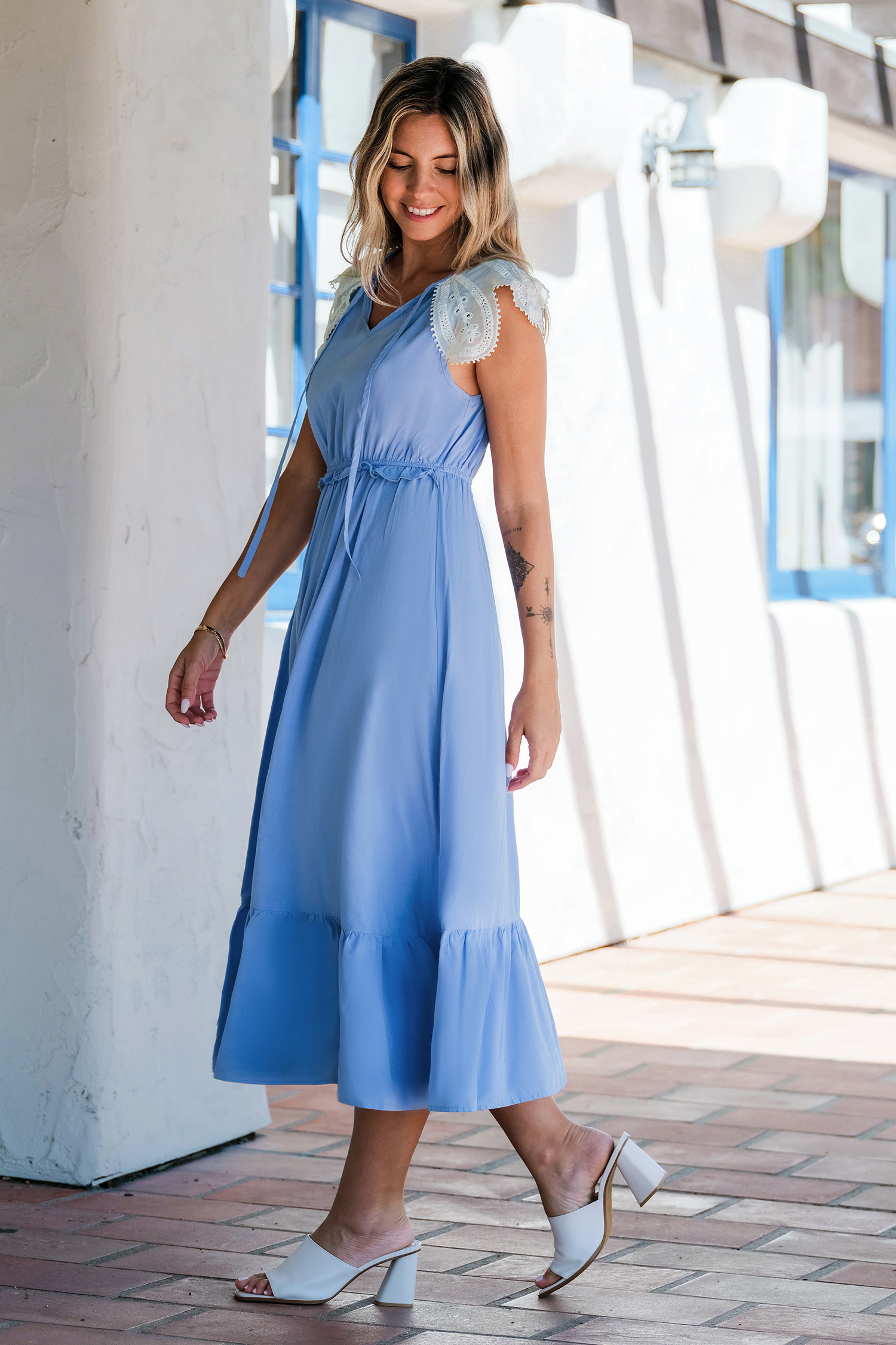 Robe maxi à col fendu et manches en dentelle bleu ciel