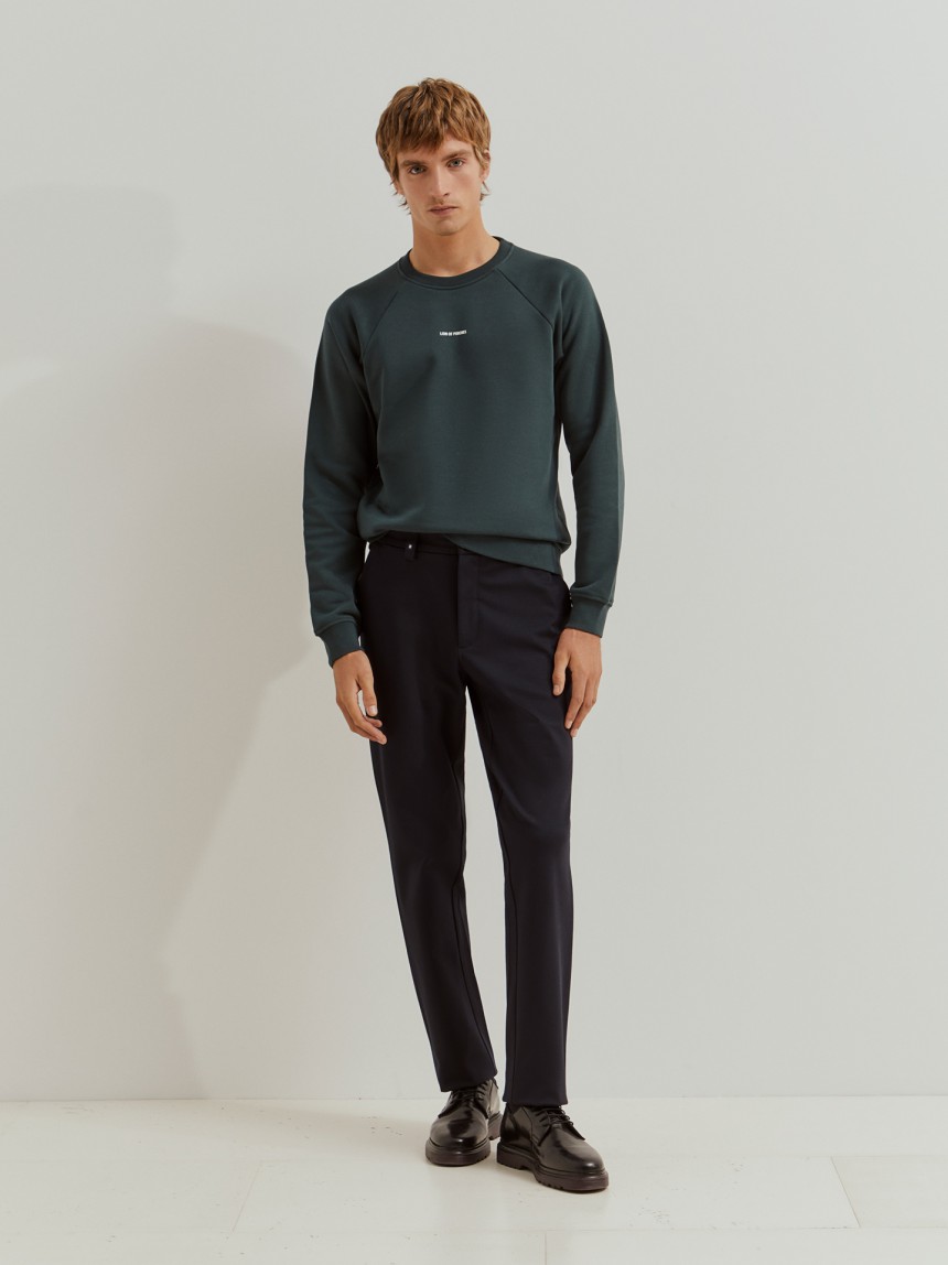 Calças chino regular fit vincadas