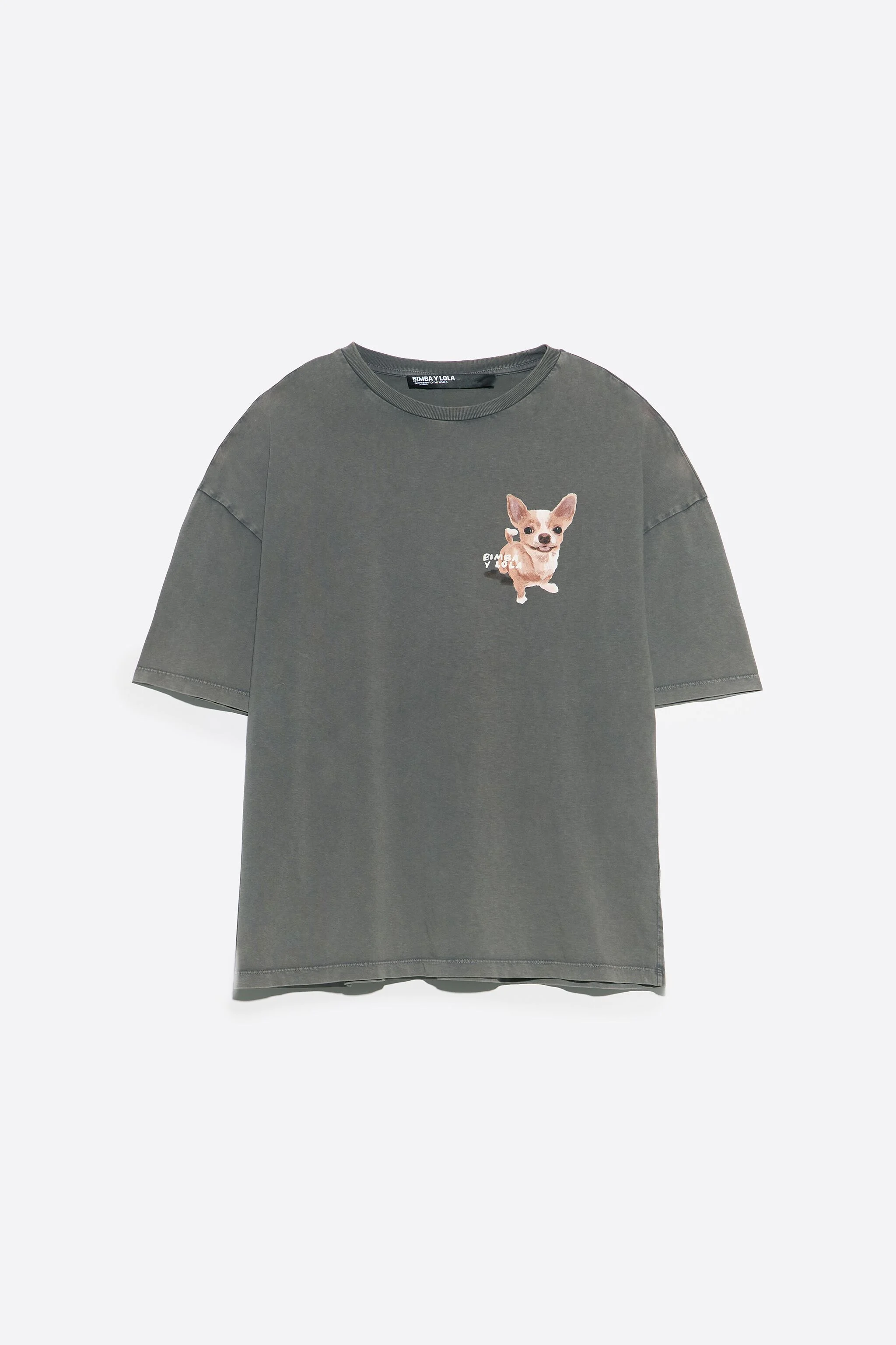 Camiseta preta desbotada com o logo de um Chihuahua