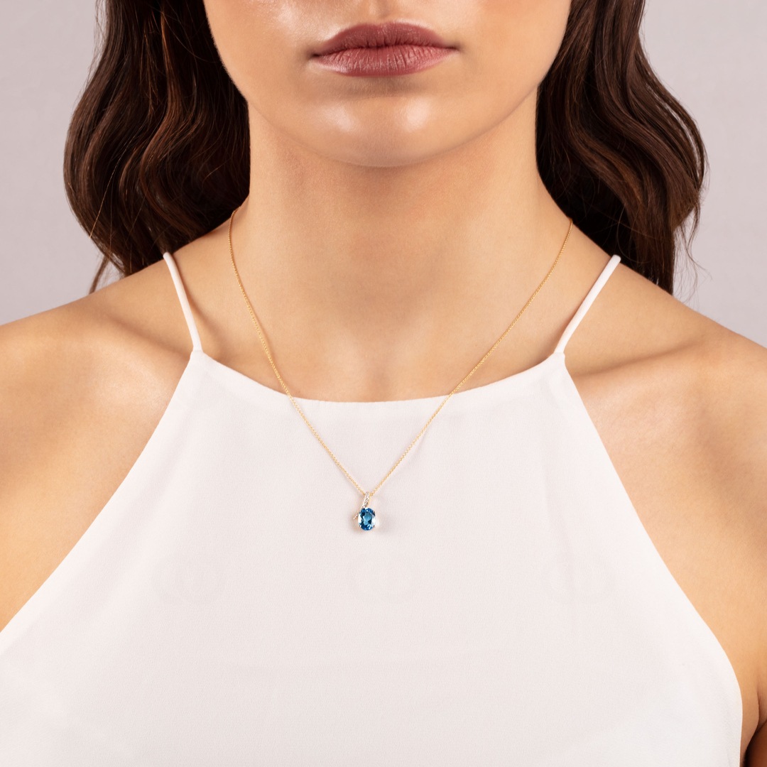 Anhänger 750/18 K Gelbgold mit Blautopas oval und Diamanten 0.03 ct H/si