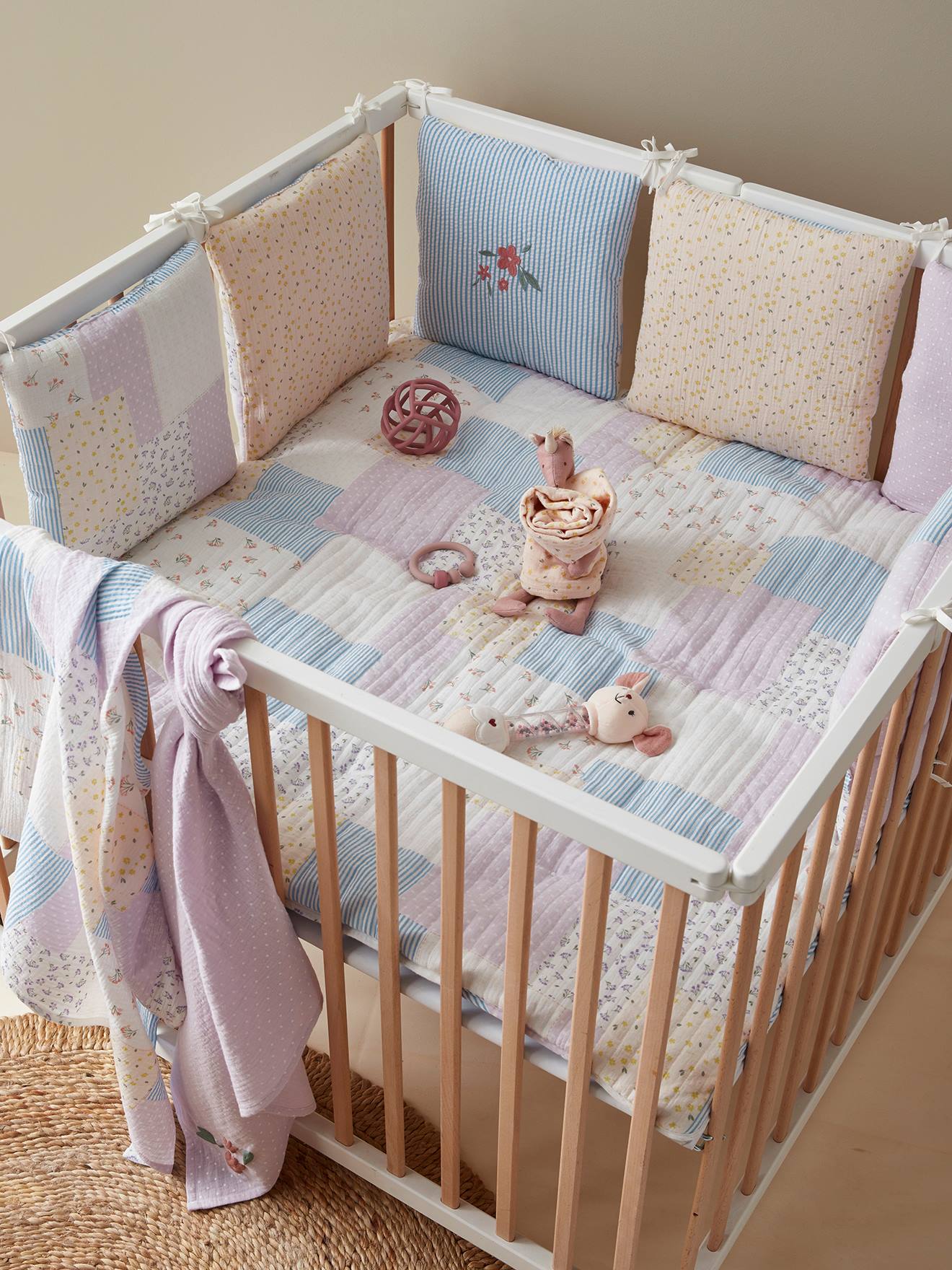 Protetor de berço modular em gaze de algodão / protetor de cercado infantil COUNTRY HOUSE multicolorido