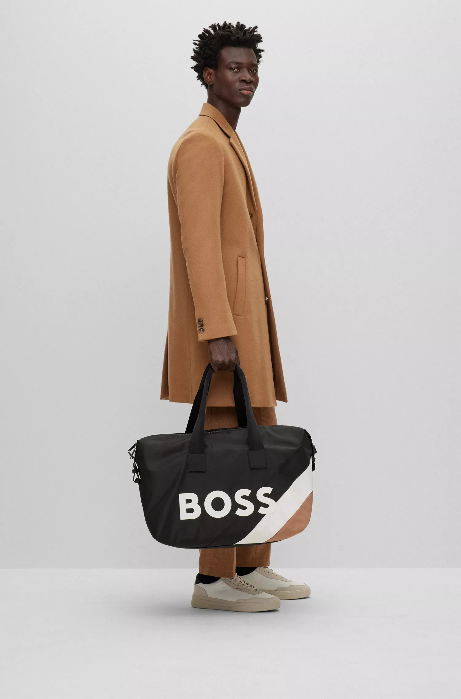 Bolsa de viagem BOSS Black-BOSS x Matteo Berrettini com logotipo e faixa característica.