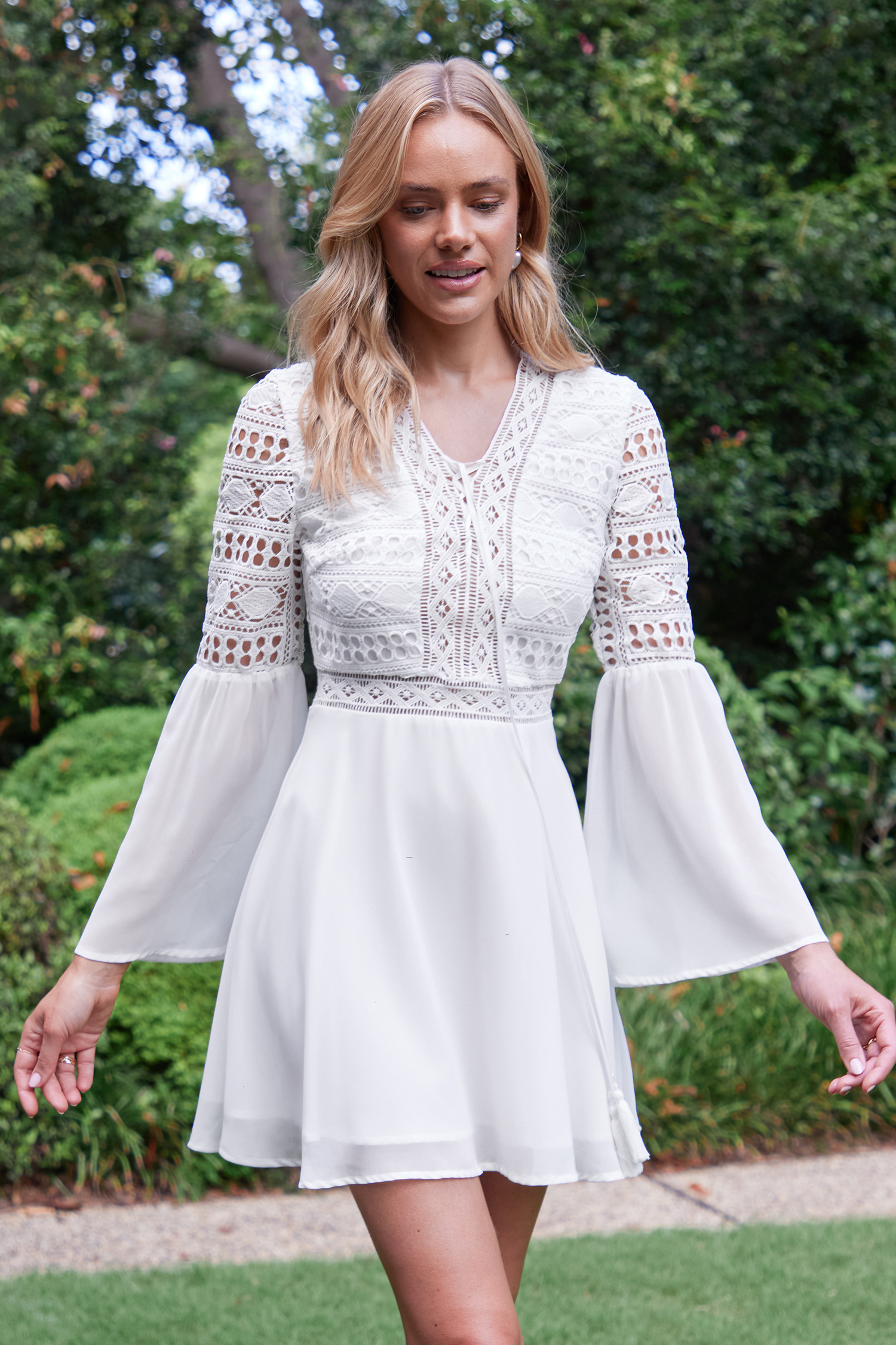 Robe mini à col en V et manches en cloche blanche