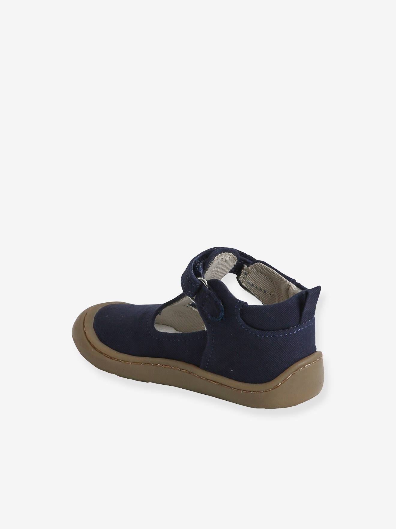 Sandálias de tecido flexível com fecho de velcro para bebês, especialmente desenvolvidas para bebês que estão começando a engatinhar, na cor azul.