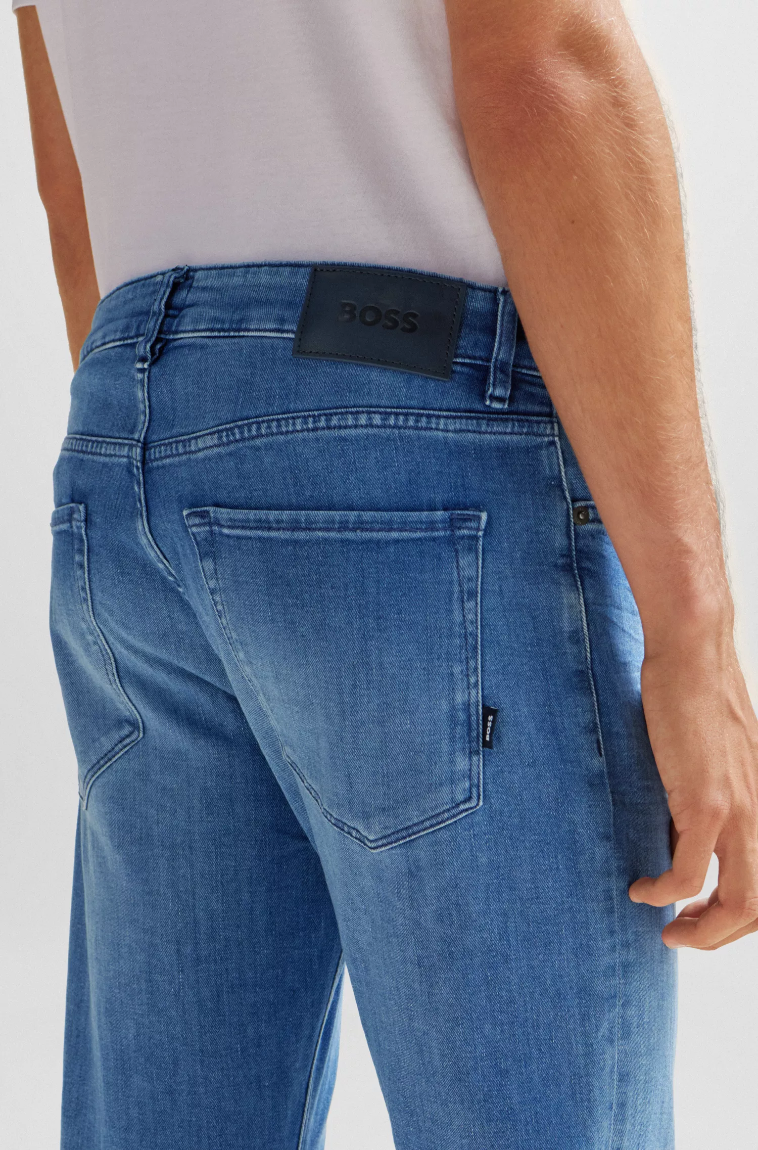 Calça jeans BOSS preta, corte regular, em denim italiano azul com toque de cashmere.