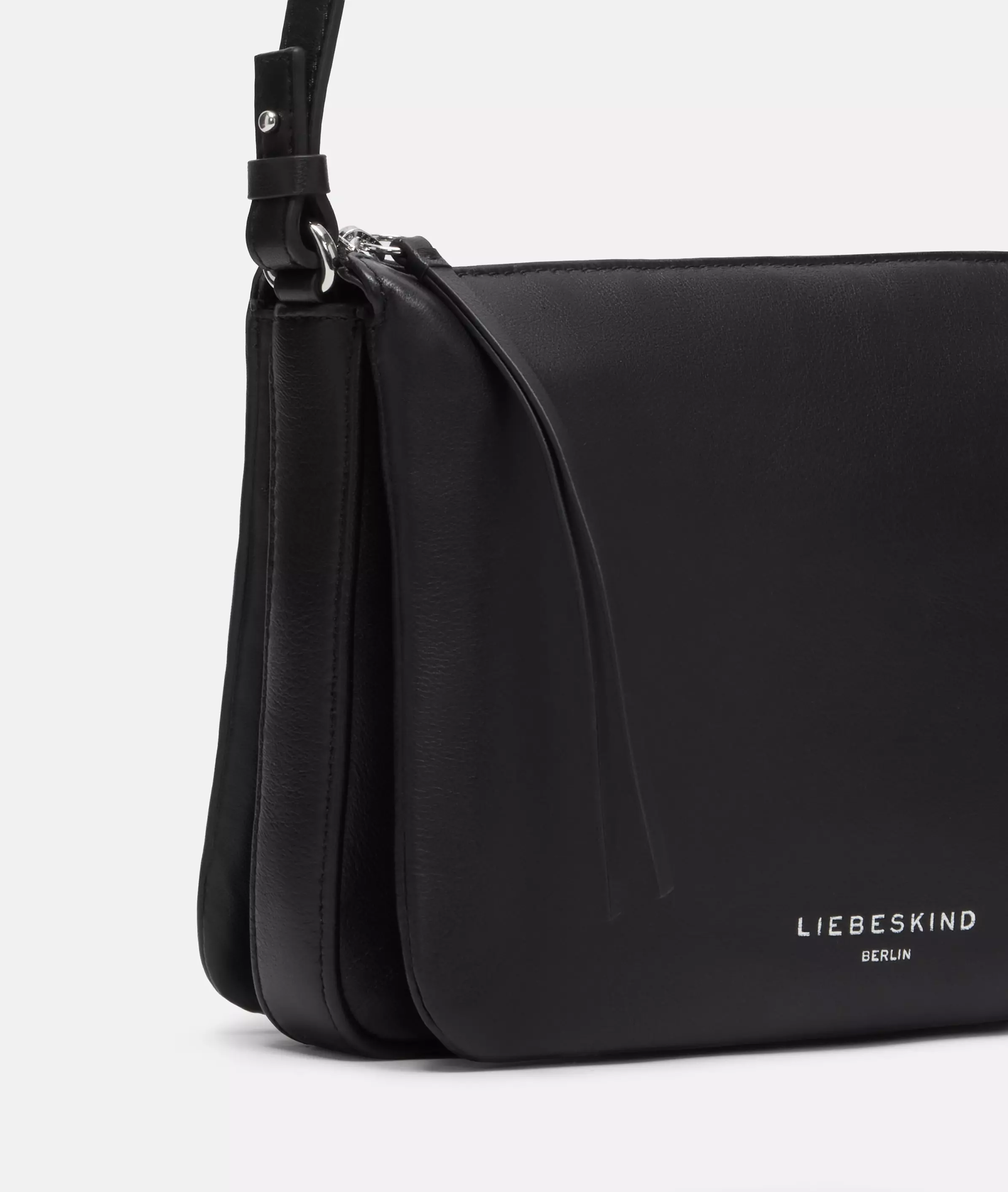 Crossbody Spacious crossbody bag made from soft sheepskin