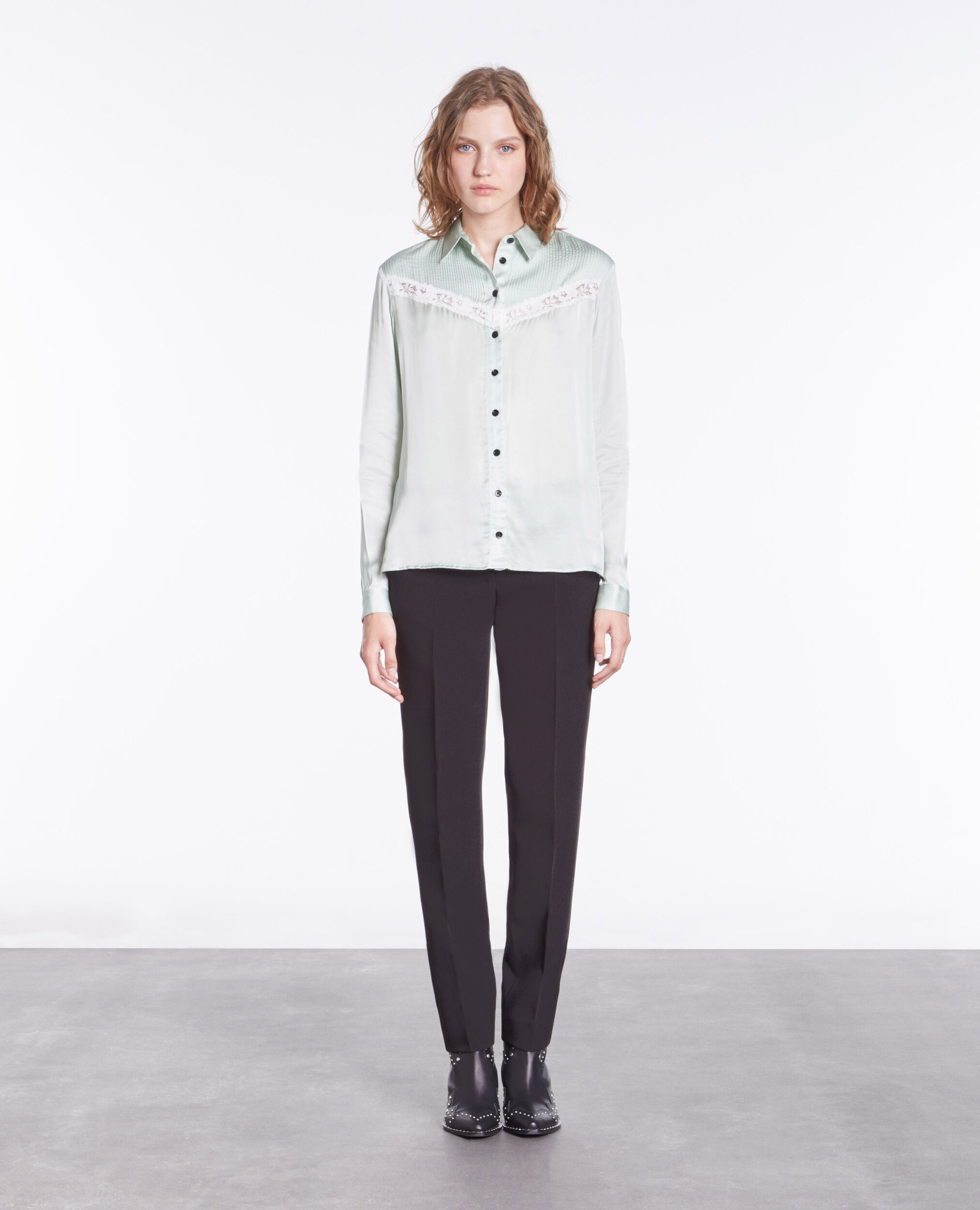 Chemise vert clair avec détail en dentelle