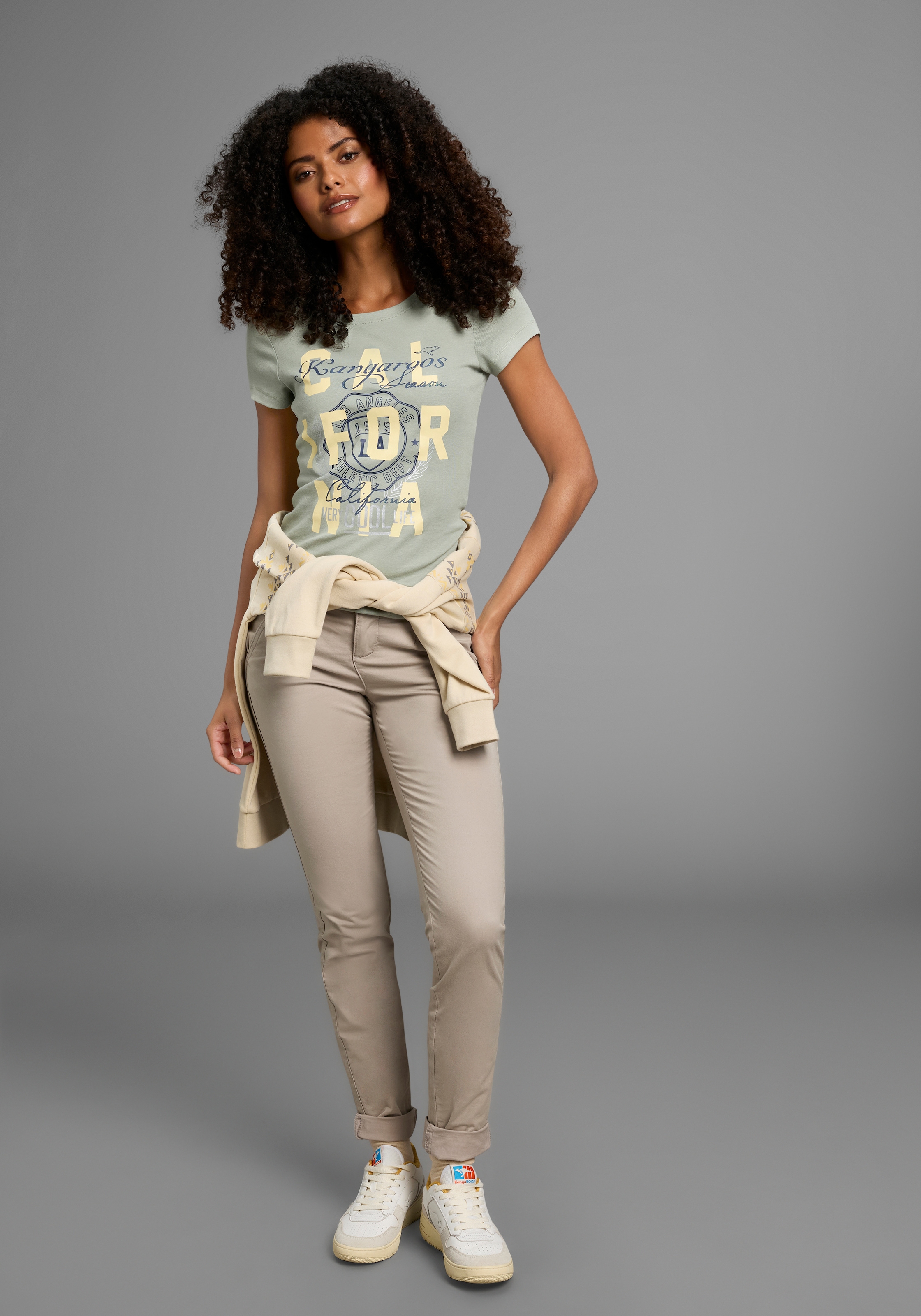 KangaROOS Print-Shirt , Kurzarm,  sehr figurbetonter Schnitt,  mit trendigem Logodruck