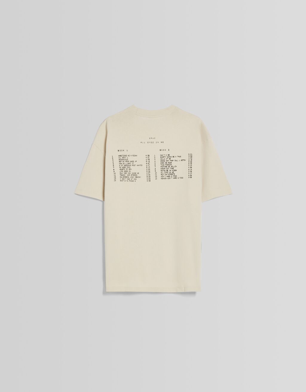 Camiseta de manga curta com estampa do Tupac e modelagem quadrada.