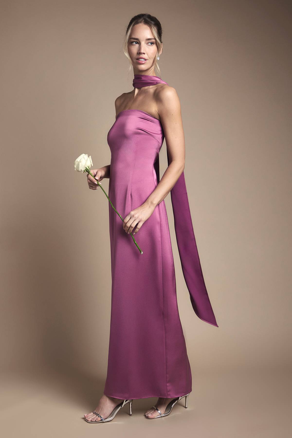 Oasis Robe Maxi Bustier en Satin pour Demoiselle d'Honneur avec Foulard