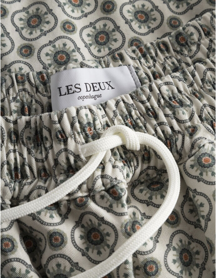 Les Deux Tapestry Shorts Ivory/light jade green