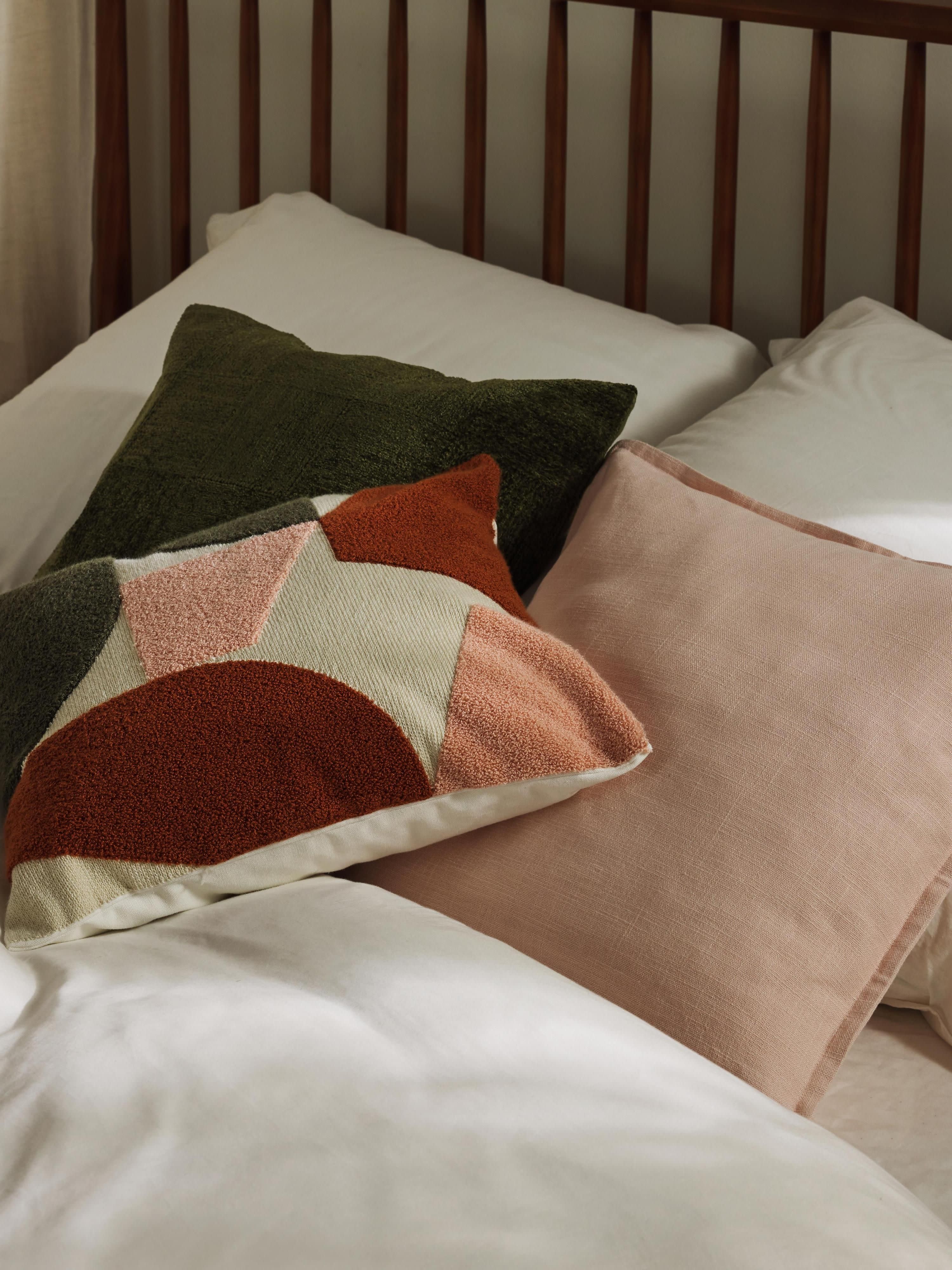 Katoenen kussenhoes Nomi met abstracte decoratie