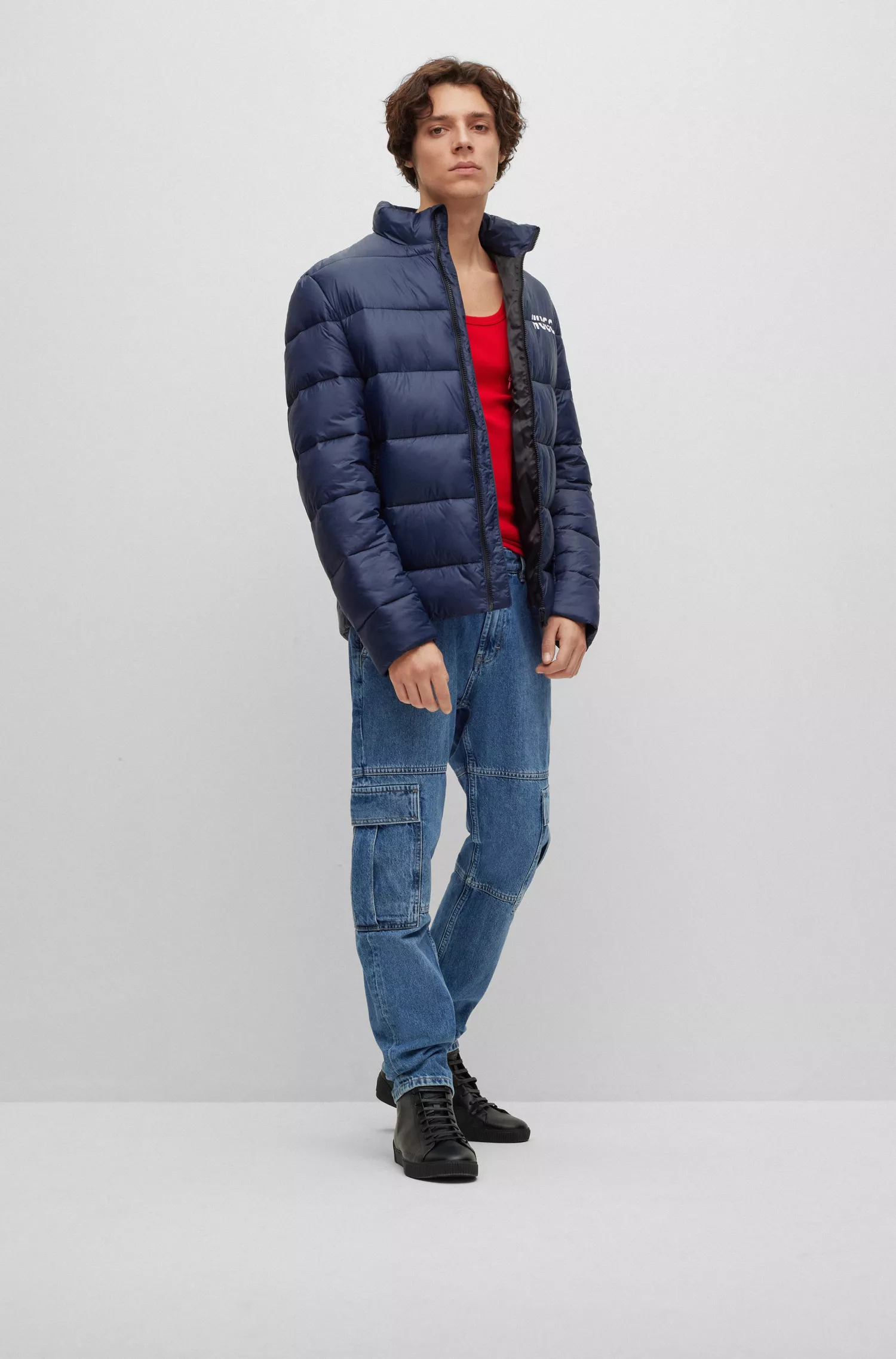 Jaqueta puffer HUGO vermelha, corte slim, com logo dividido.