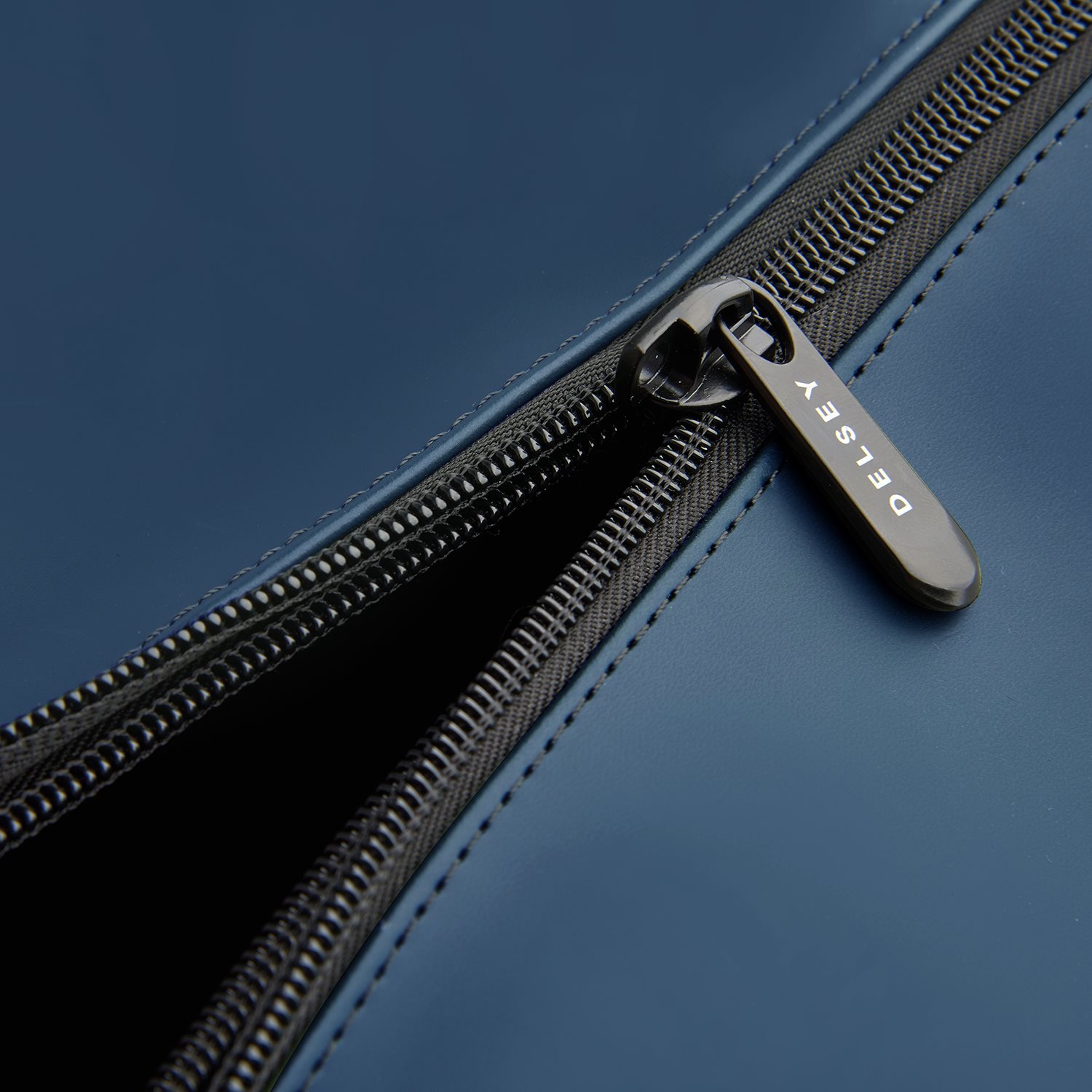Delsey Turenne Soft Sport Bag dark blue