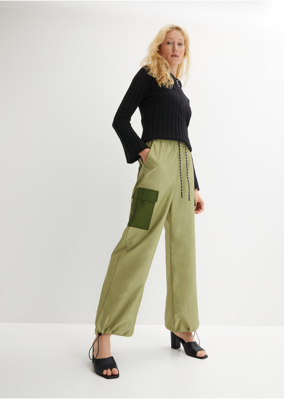 Pantalon parachute avec poches contrastantes