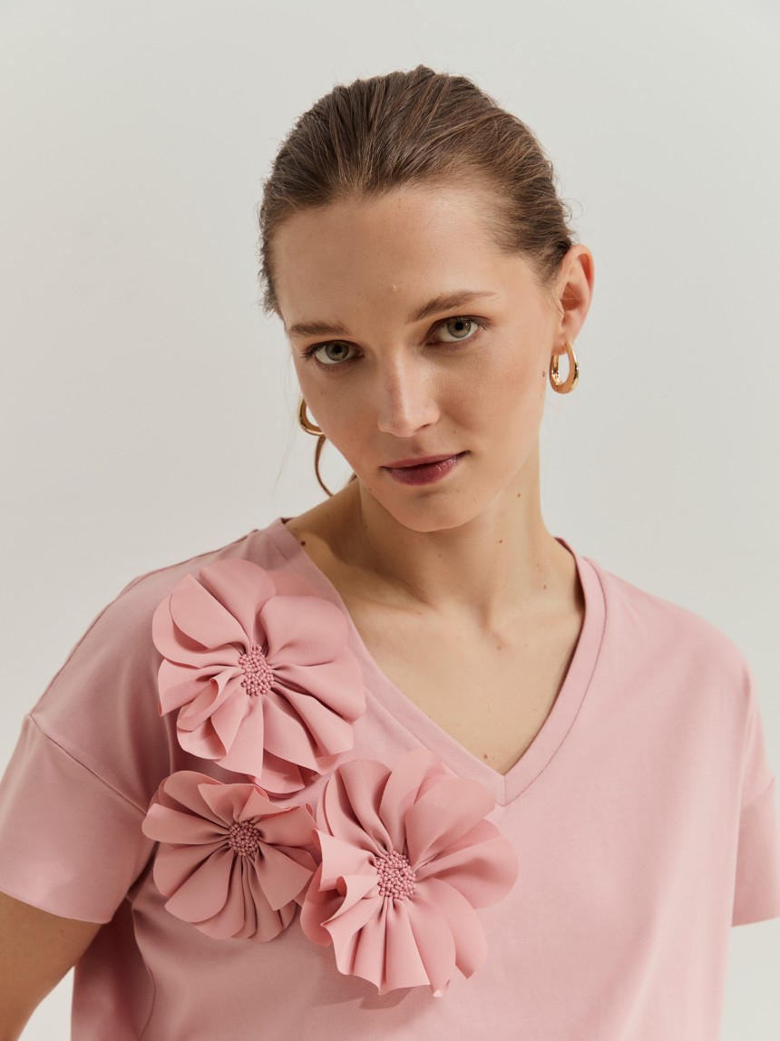 T-shirt com flores e detalhe de missangas