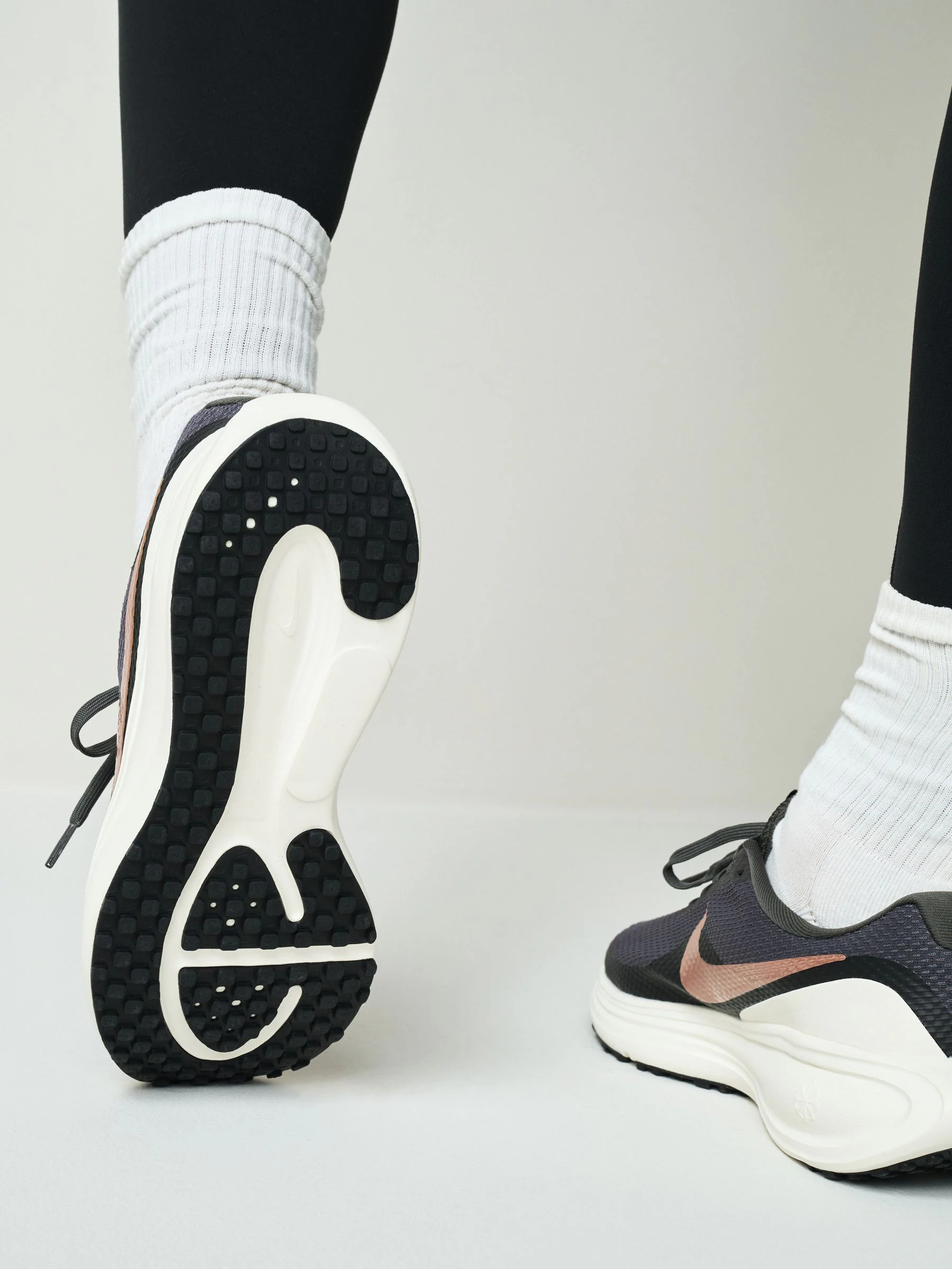 Zwart/brons - Nike Revolution 8 hardloopschoenen