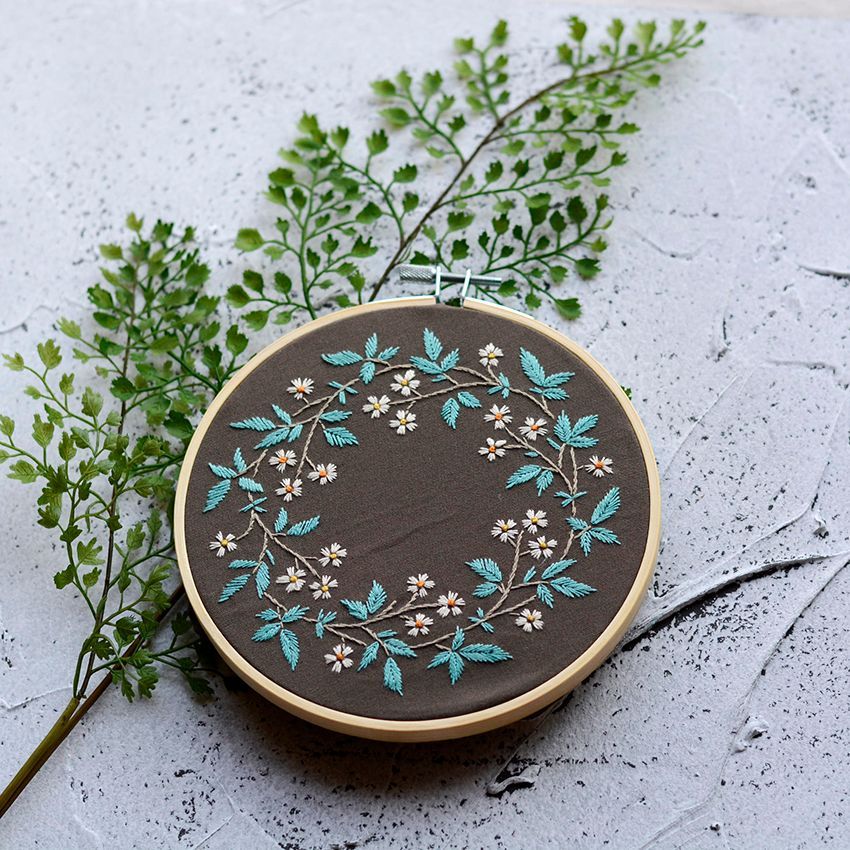 Embroidery Kingdom - DIY-borduurpakket met bloemen