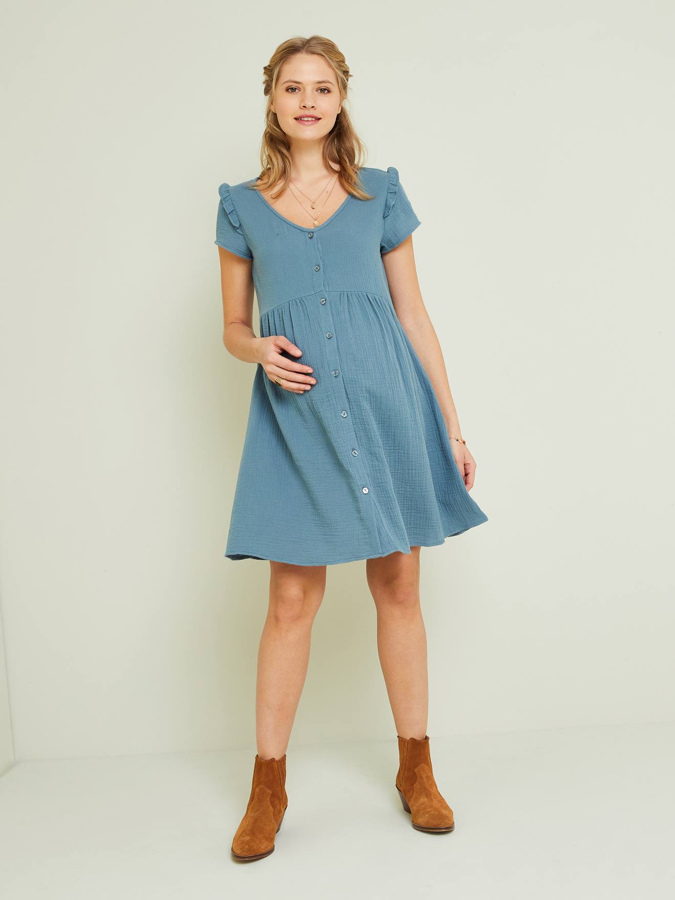 Vestido de maternidade e amamentação em chiffon de algodão e denim azul.