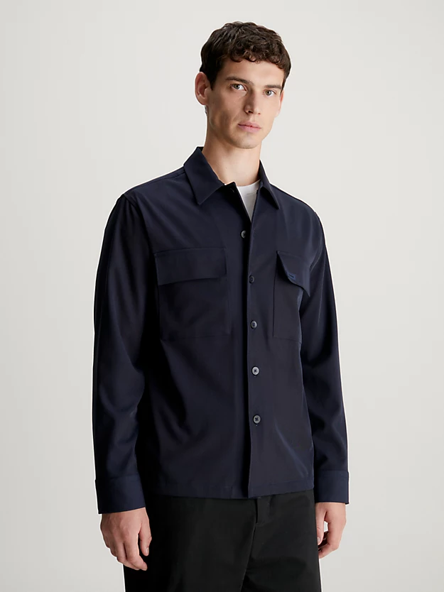 Camisa em sarja macia e elástica.