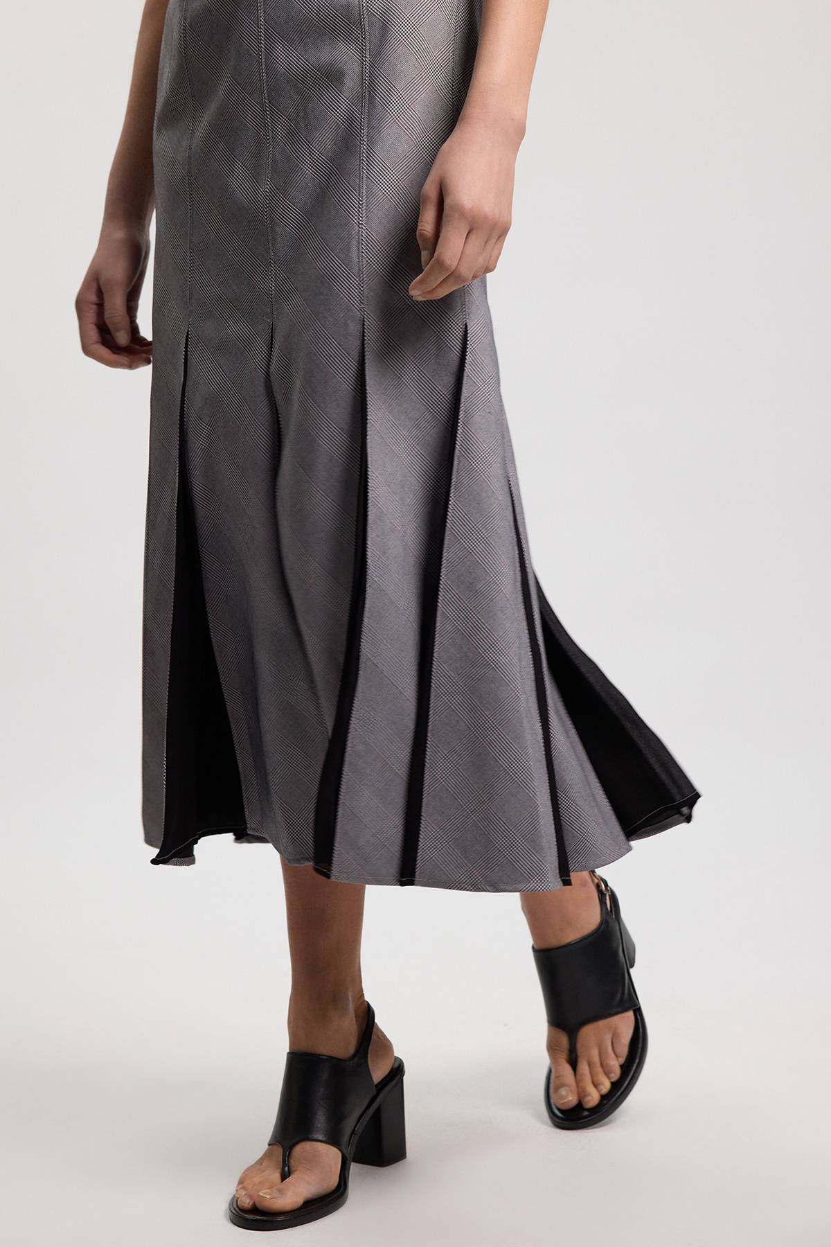 KarenMillen Robe Mi-longue Ajustée Petite Avec Détail Godets Et Motif À Carreaux Doux