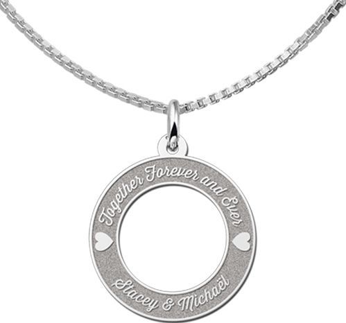 Zilveren ketting hanger rond met twee hartjes