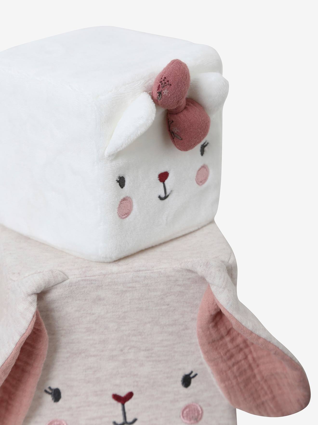 Cubos de tecido liso bege médio com estampas.