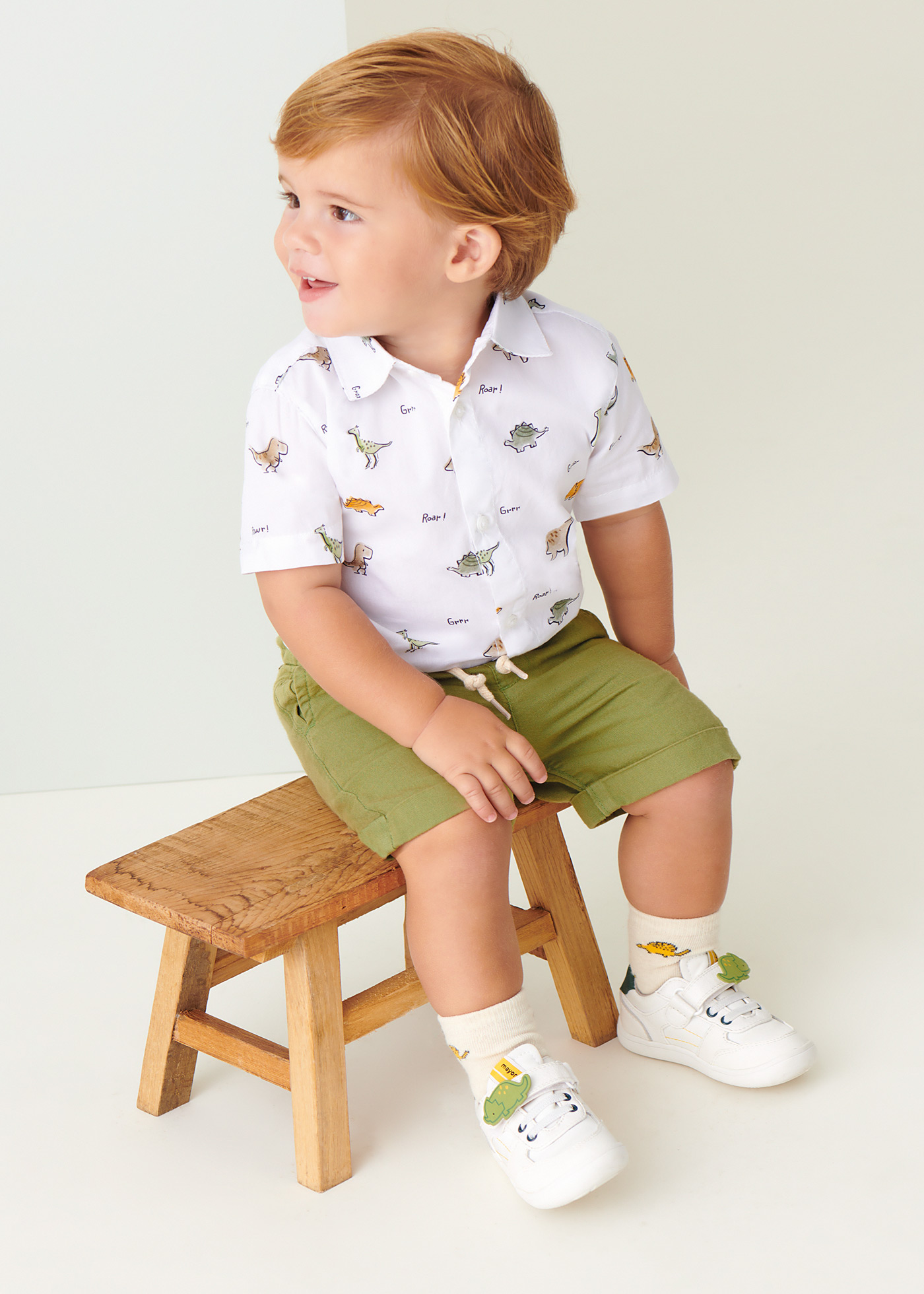 Bermuda infantil de algodão com cintura ajustável.
