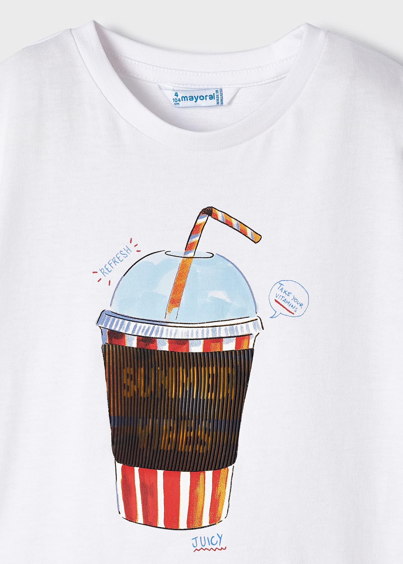Camiseta infantil com estampa interativa, feita de algodão sustentável.