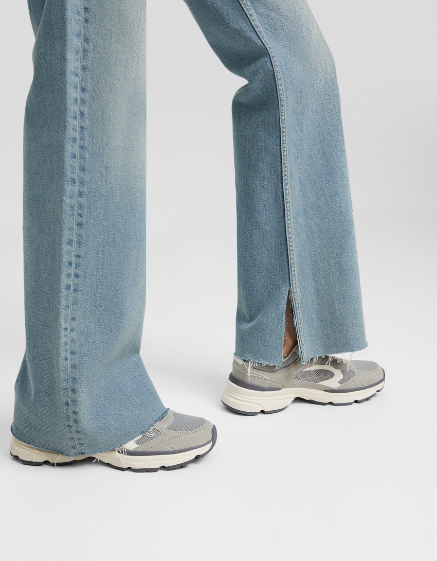 Calça jeans reta confortável com fenda lateral