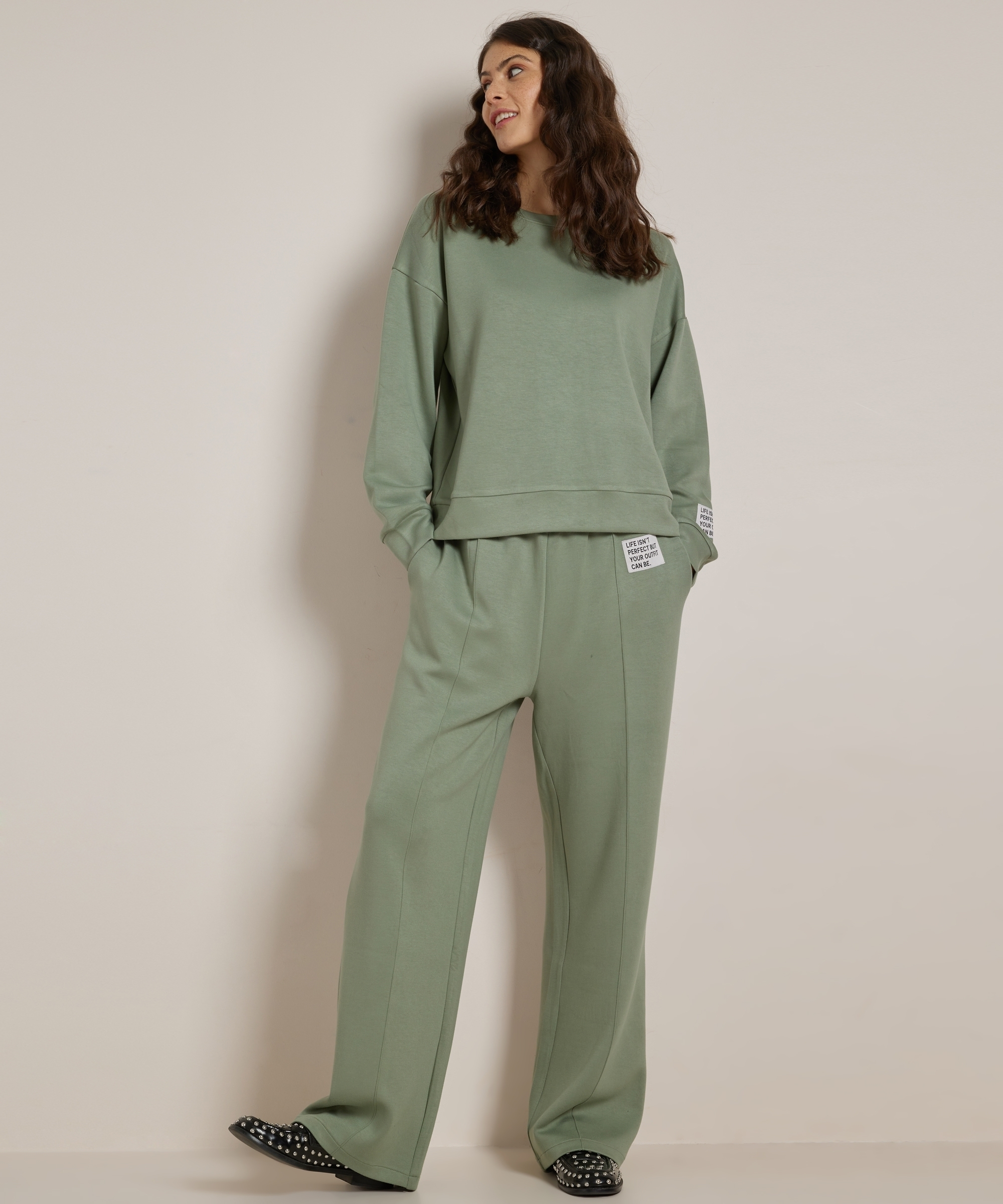 wide fit broek met label