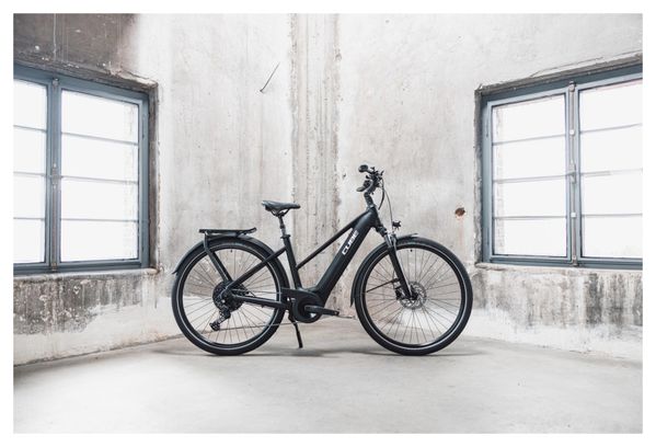 VTC Électrique Cube Touring Hybrid Pro 625 Trapeze Shimano Deore 11V 625 Wh 700 mm Noir 2024
