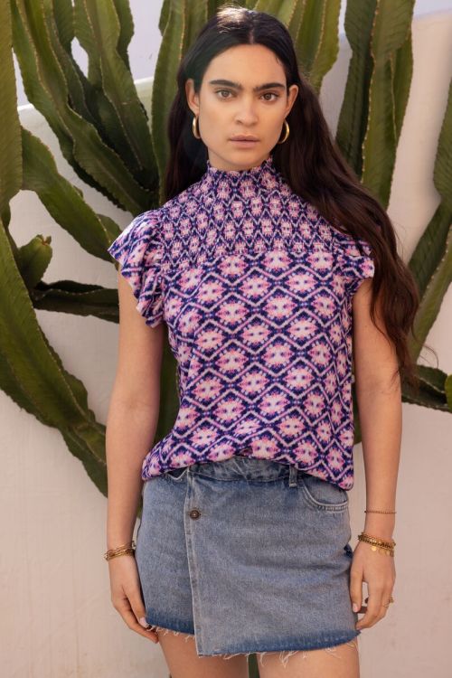 Blauwe top met roze print en smock