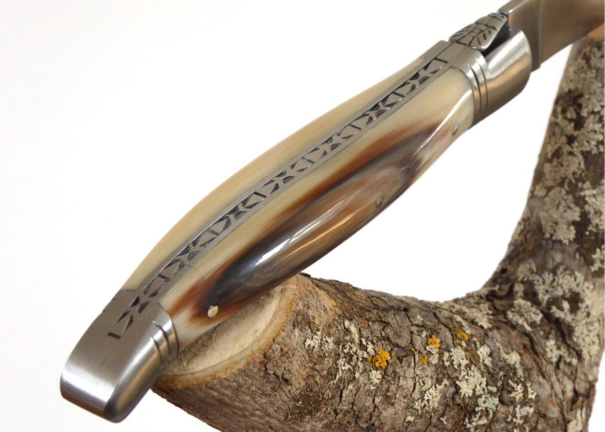 Couteau Laguiole bombé avec un manche en Corne blonde et mitres inox