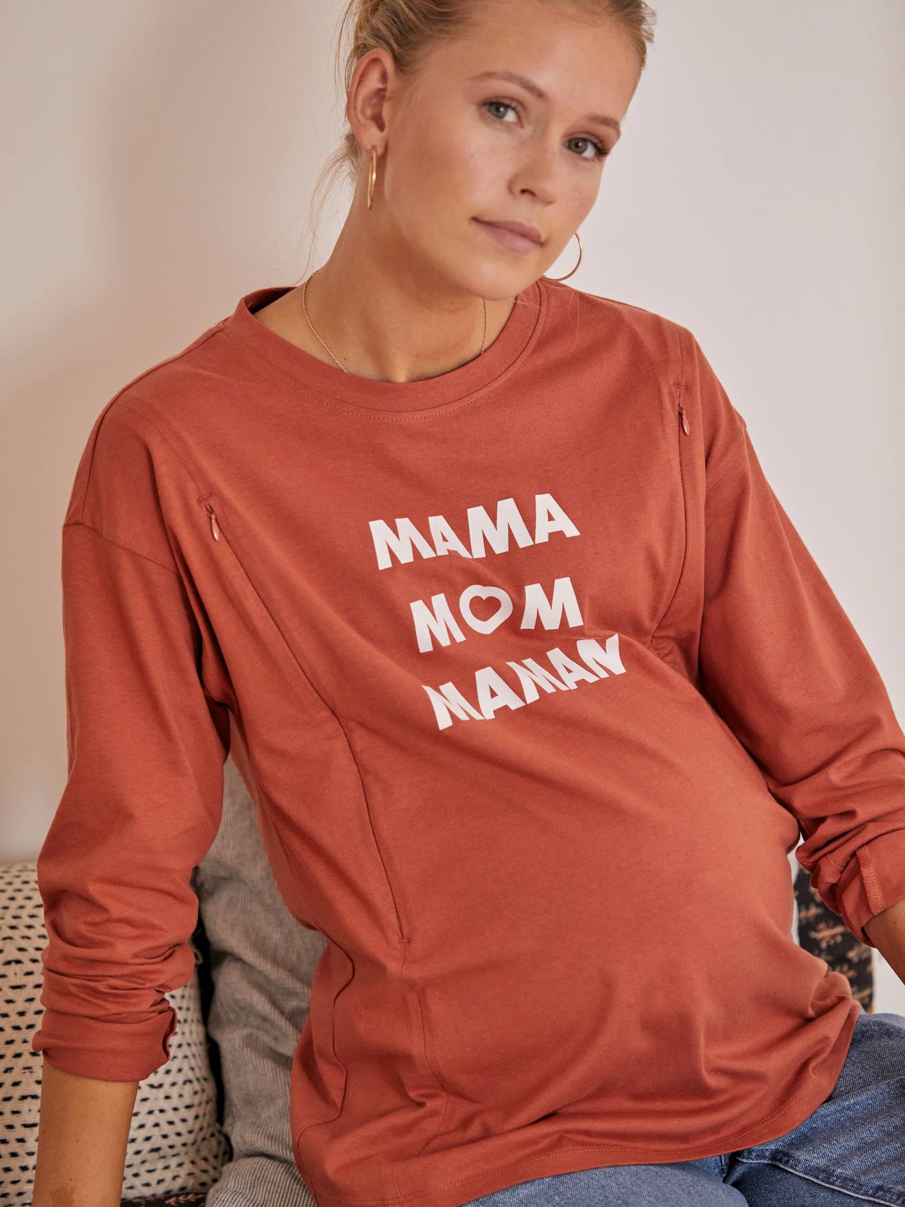Camiseta lisa marrom média com estampas e mensagem sobre gravidez e amamentação.