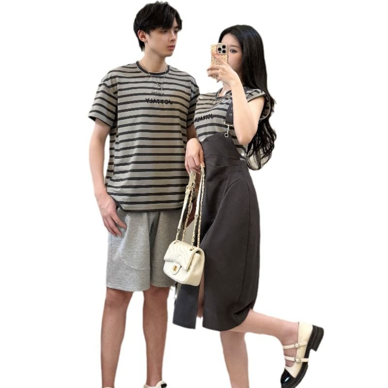 Azure - Matching tweedelige gestreepte, geplooide midi-jurk met kapmouwen en ronde hals / T-shirt met korte mouwen / effen shorts met wijde pijpen (verschillende ontwerpen)