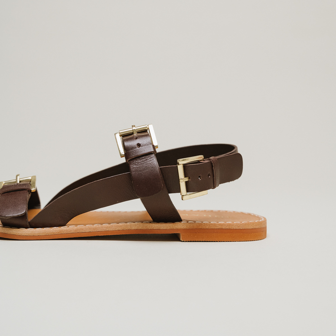 Sandales à boucles dorées  en cuir marron foncé