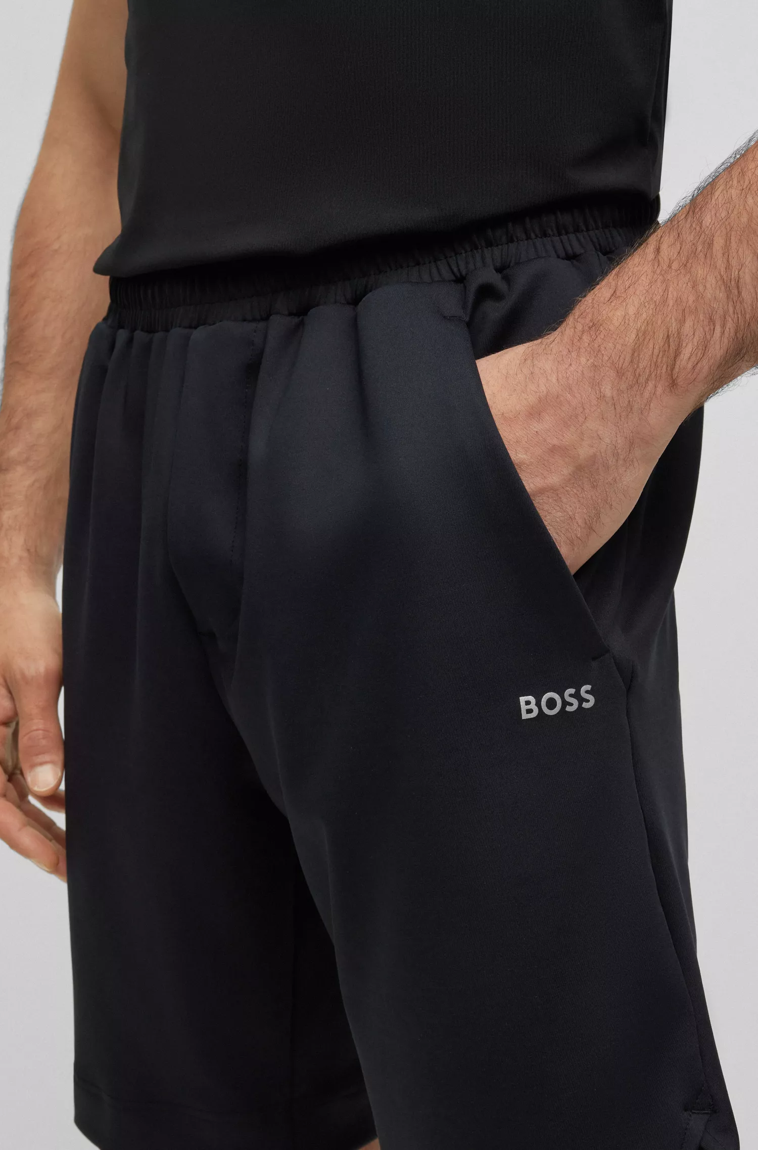 Calções BOSS verdes, corte regular, com bolso traseiro com fecho de correr.