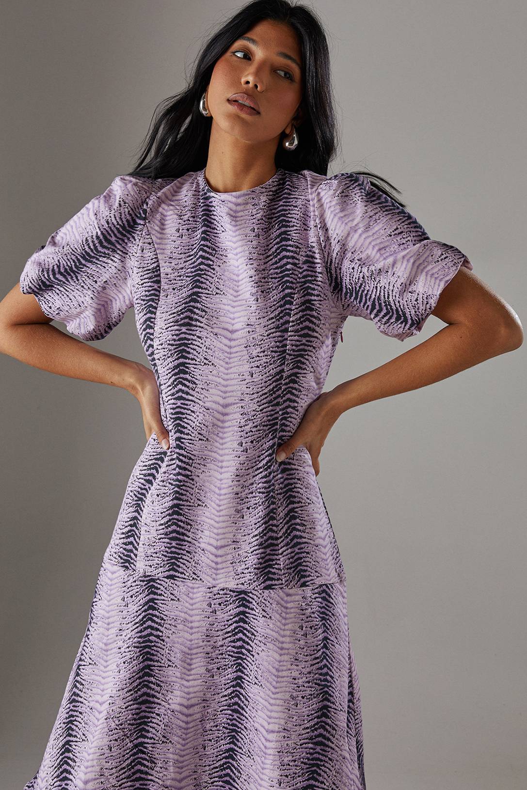 Warehouse Robe Midi à Imprimé Animalier avec Manches Bouffantes et Ourlet à Volants