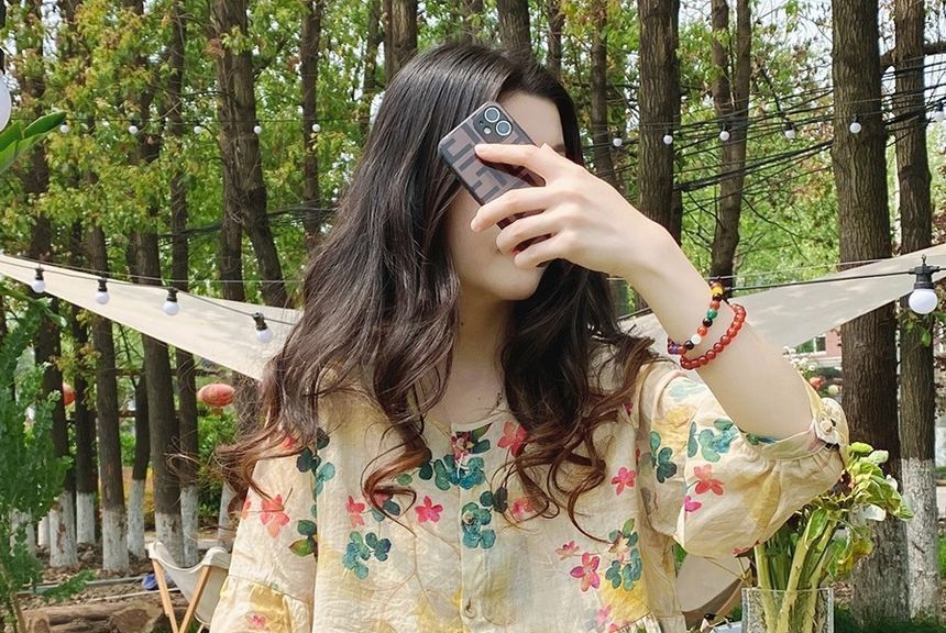 Levsayte - Zwangerschapsblouse met pofmouwen en bloemenprint / Hoge taille effen denim shorts met distressed effect