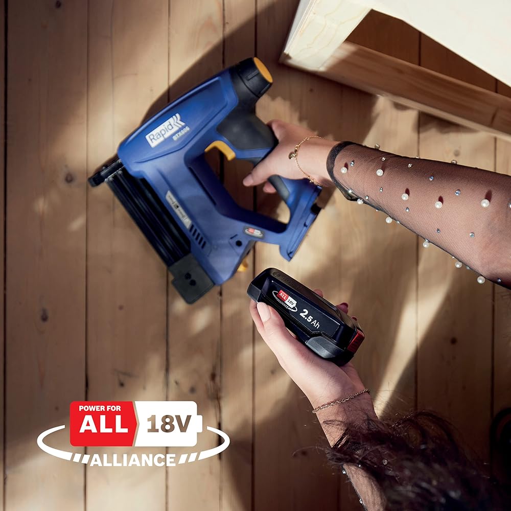 Rapid BTX606 - Agrafeuse Murale P4A 18V, Agrafeuse-Cloueuse électrique Sans Fil à Batterie, pour Agrafes à Couronne étroite & Pointes, Bois Dur & Tendre + Batterie 2,5 Ah, Chargeur, Malette : Bricolage
