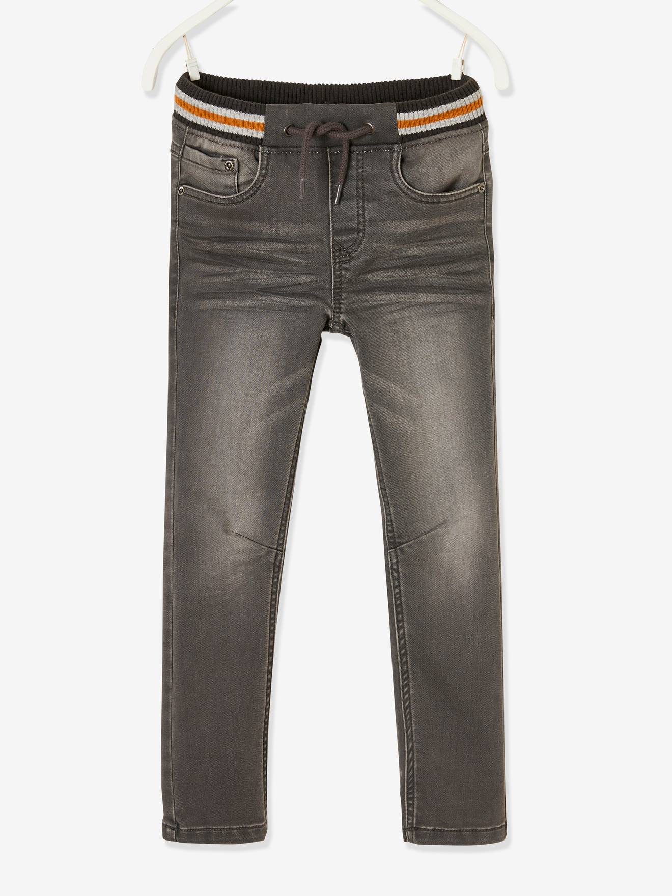 Calças de corte reto para meninos em fleece preto liso com efeito jeans.