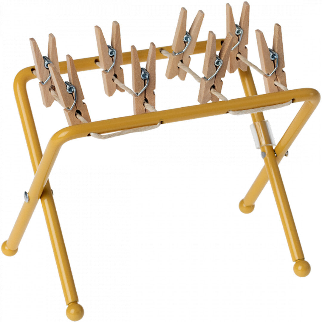 Maileg poppenhuis droogrek met knijpertjes - okergeel - 8 cm