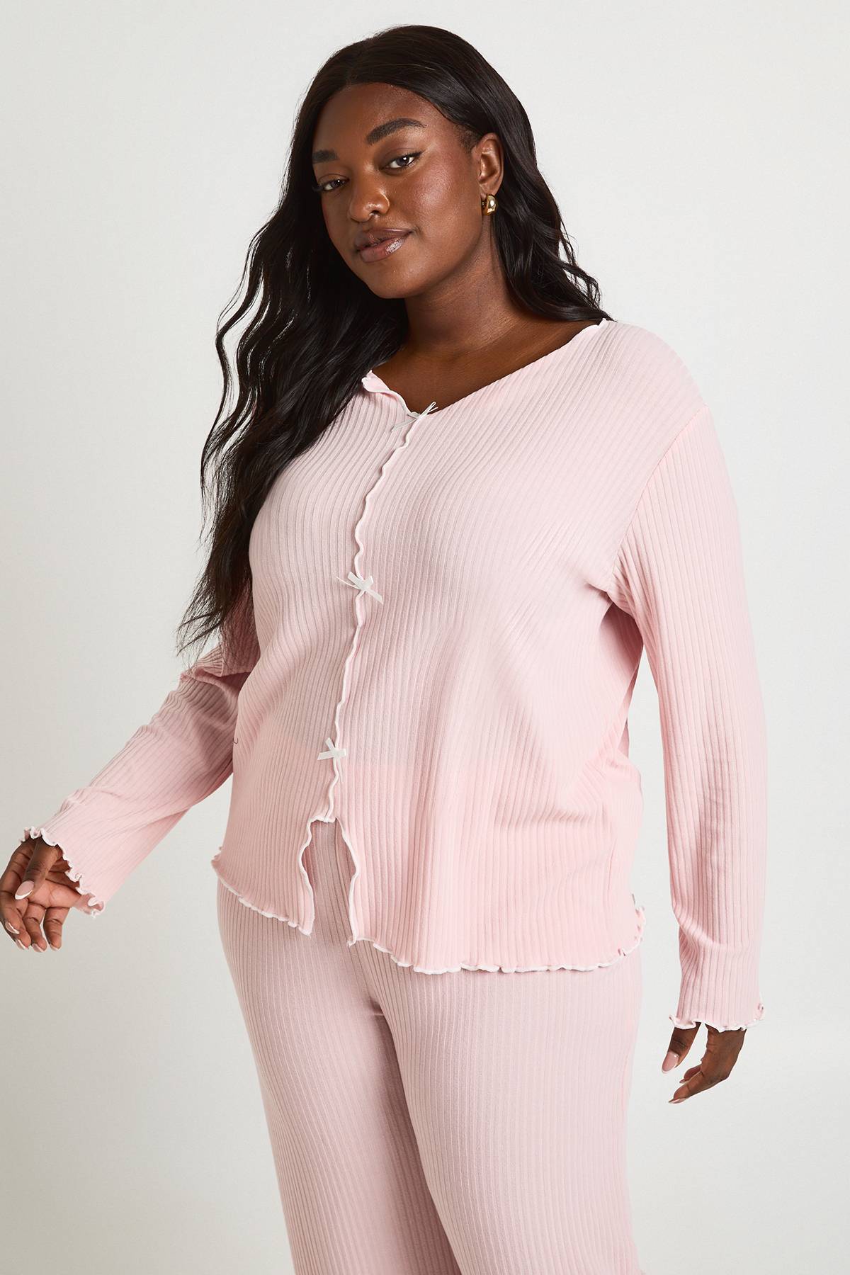 boohoo Ensemble De Pyjama Grande Taille Côtelé À Manches Longues Avec Détail Nœud