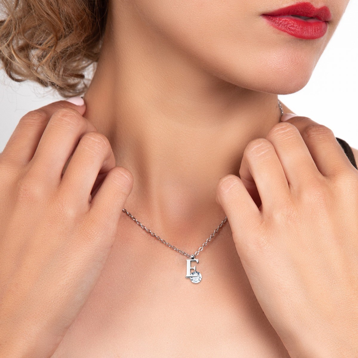 Collier alphabet lettre E SC Crystal orné de cristaux scintillants