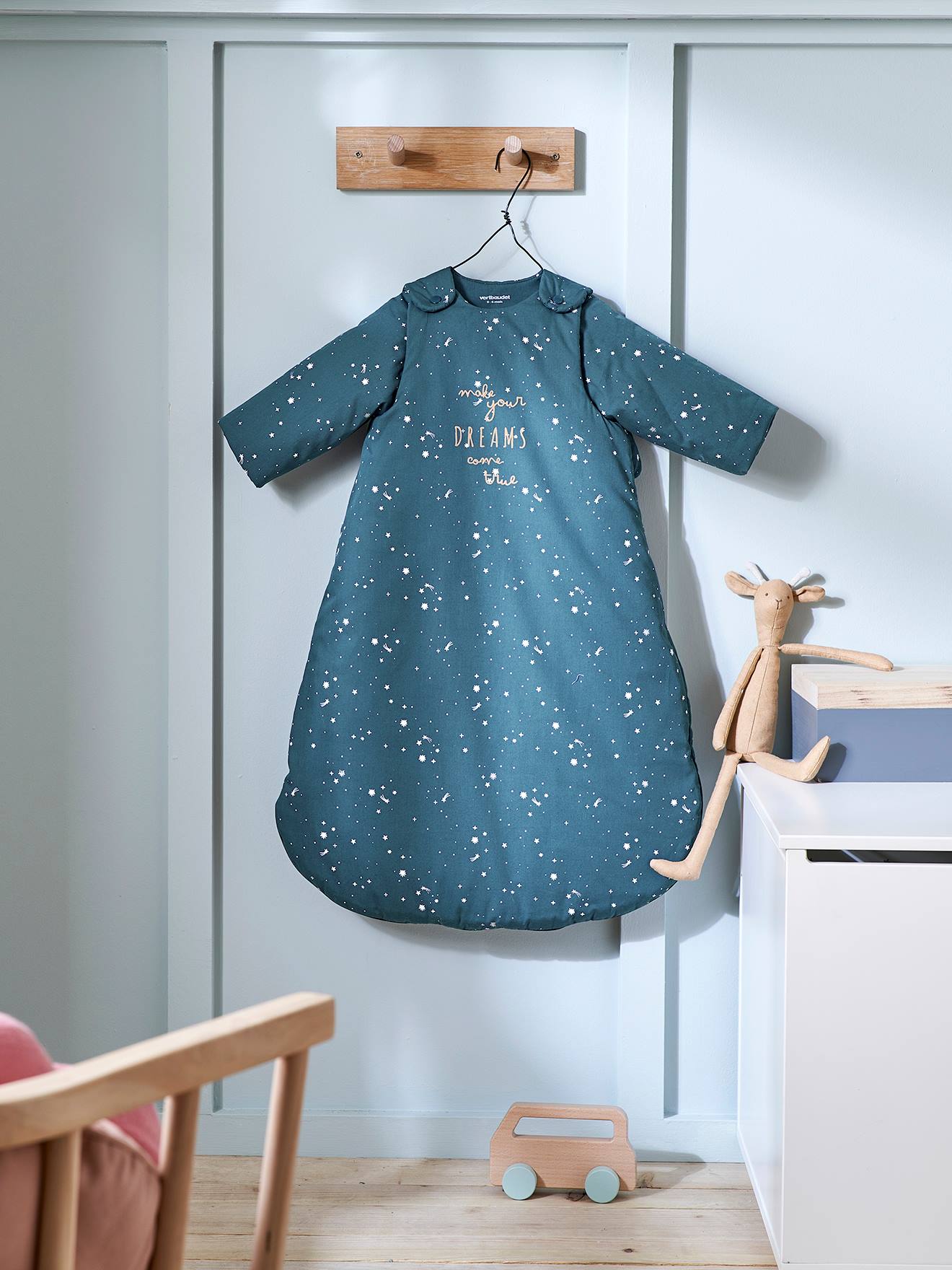 Saco de dormir liso azul escuro com estampa de urso polar e mangas removíveis.