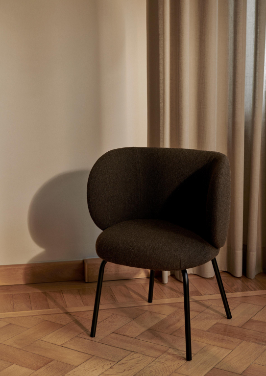 Ferm Living Rico eetkamerstoel met zwart onderstel hallingdal bruin