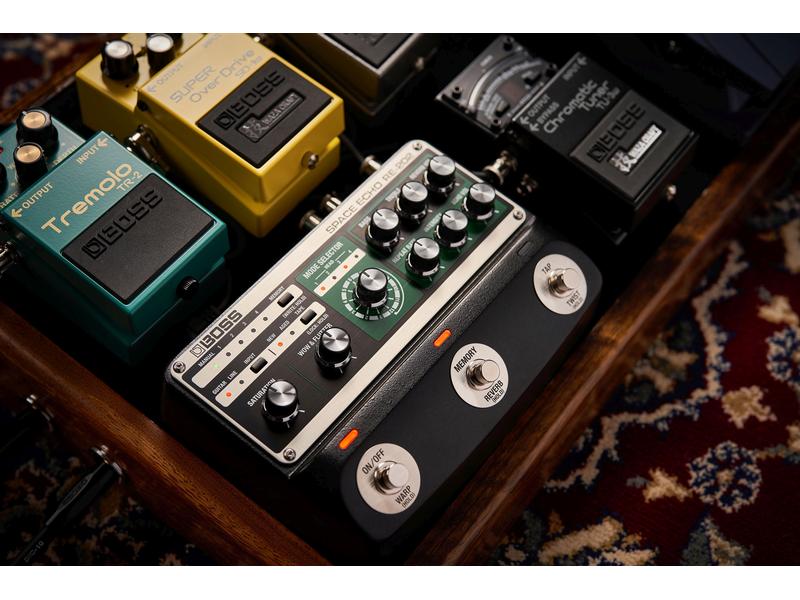 BOSS Pedal RE-202 Space Echo Digitale Nachbildung des legendären RE-201 Space Echo Effektgeräts im Pedal-Format mit einer Vielzahl neuer Funktionen