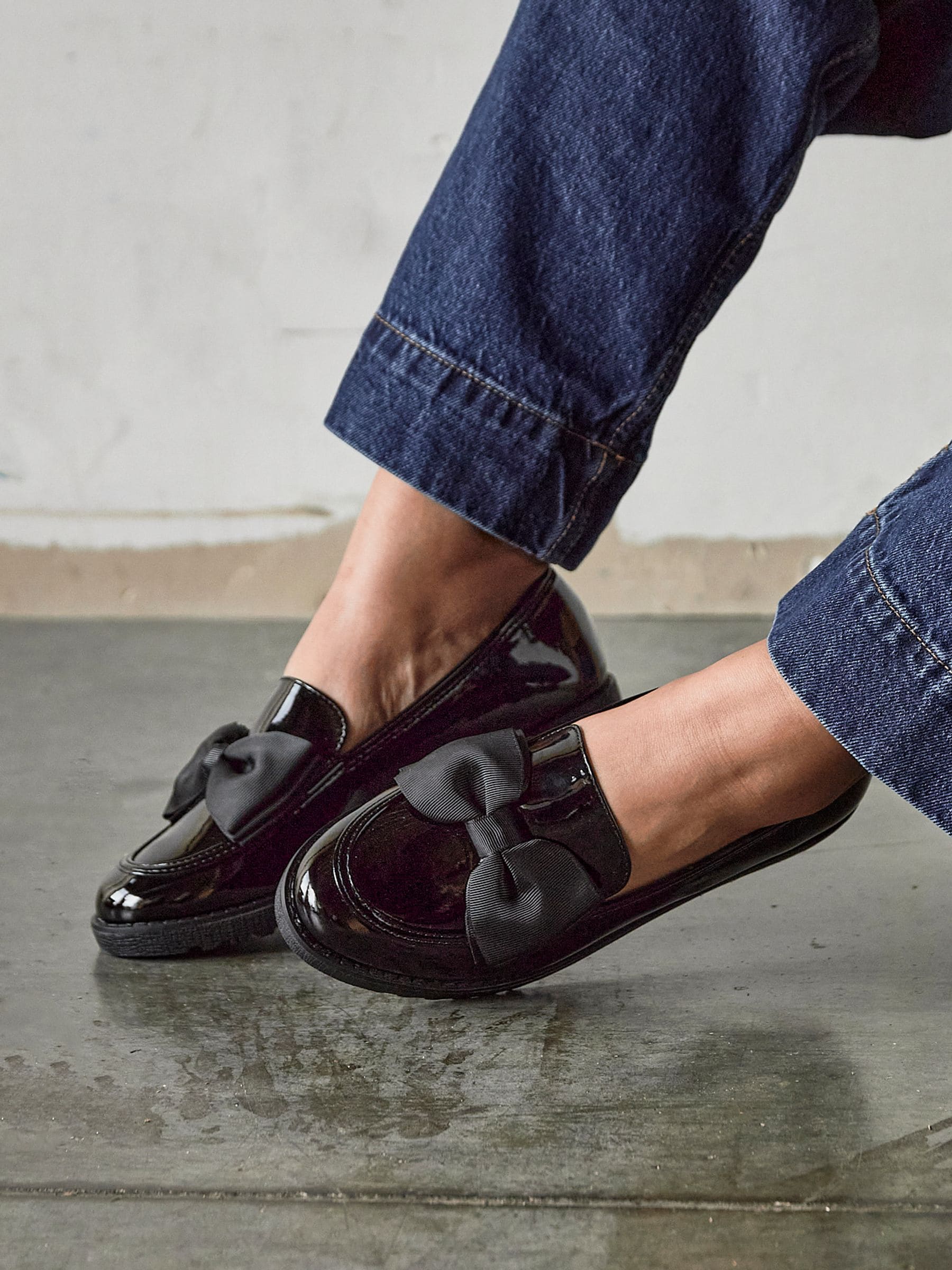 Zwart - Linzi Cathy loafers met plateauzool en grote strik