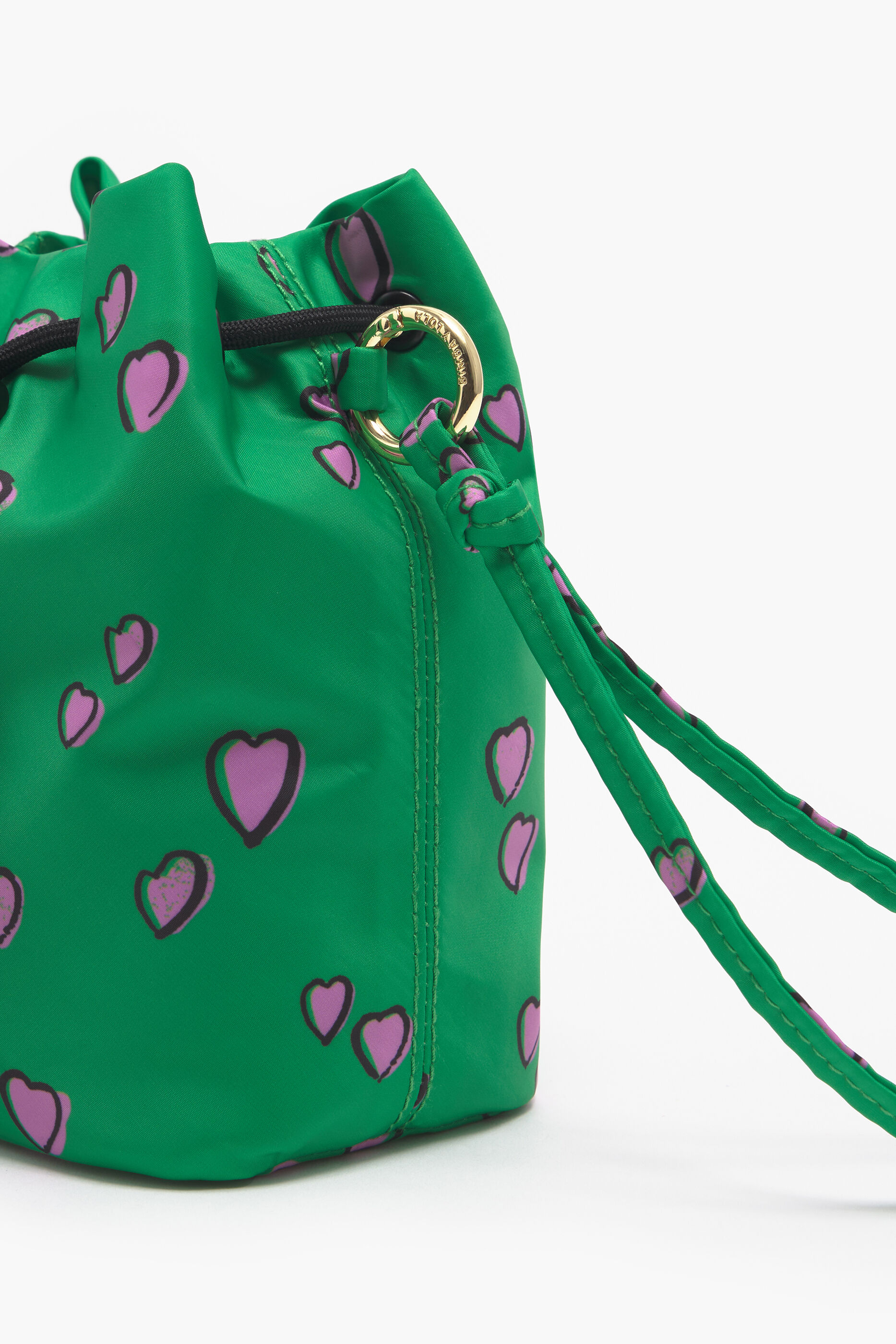 Mini bolsa com cordão, estampa de corações pequenos verdes.